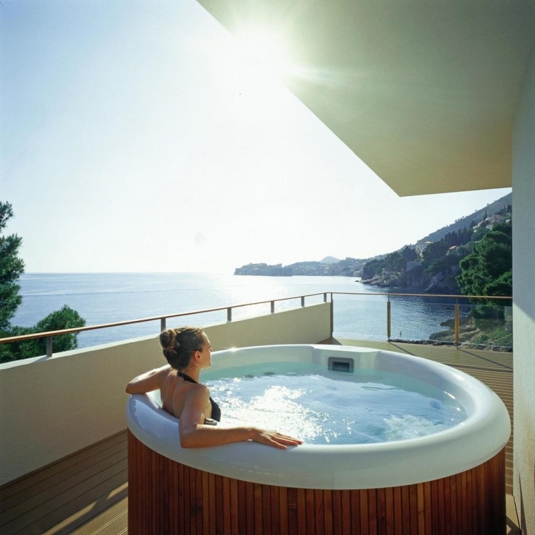 bain à remous-extérieur-rond-lamelles-bois-terrasse-panoramique